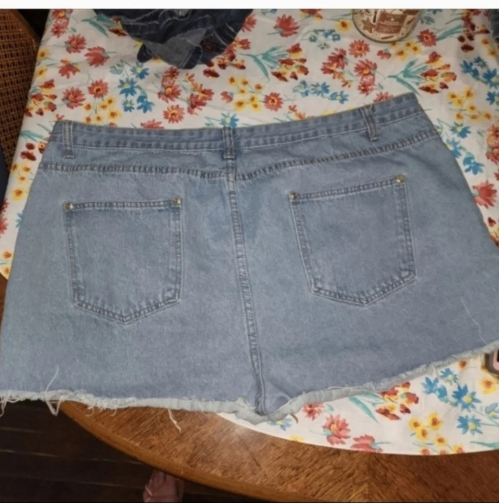 Boohoo denim shorts size 18